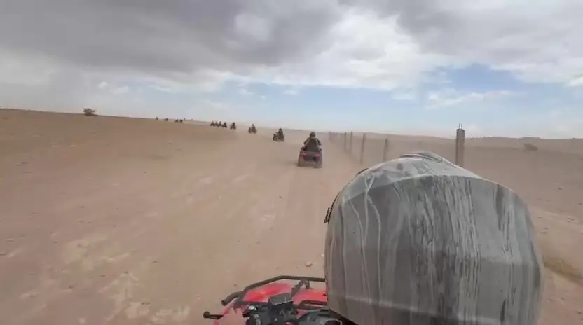 Ruta en quad por el desierto, siguiendo a otros quads del grupo